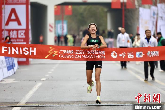2024广安马拉松鸣枪开赛，黄菲以2小时38分18秒刷