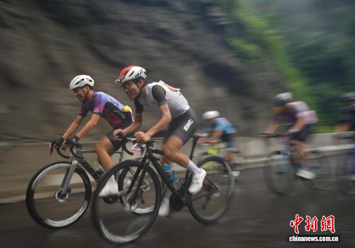千余名中外骑手挑战张家界天门山‘通天大道’