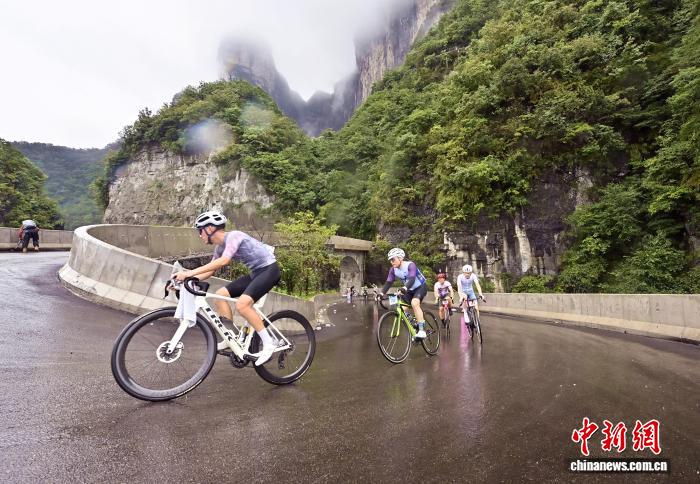 千余名中外骑手挑战张家界天门山‘通天大道’